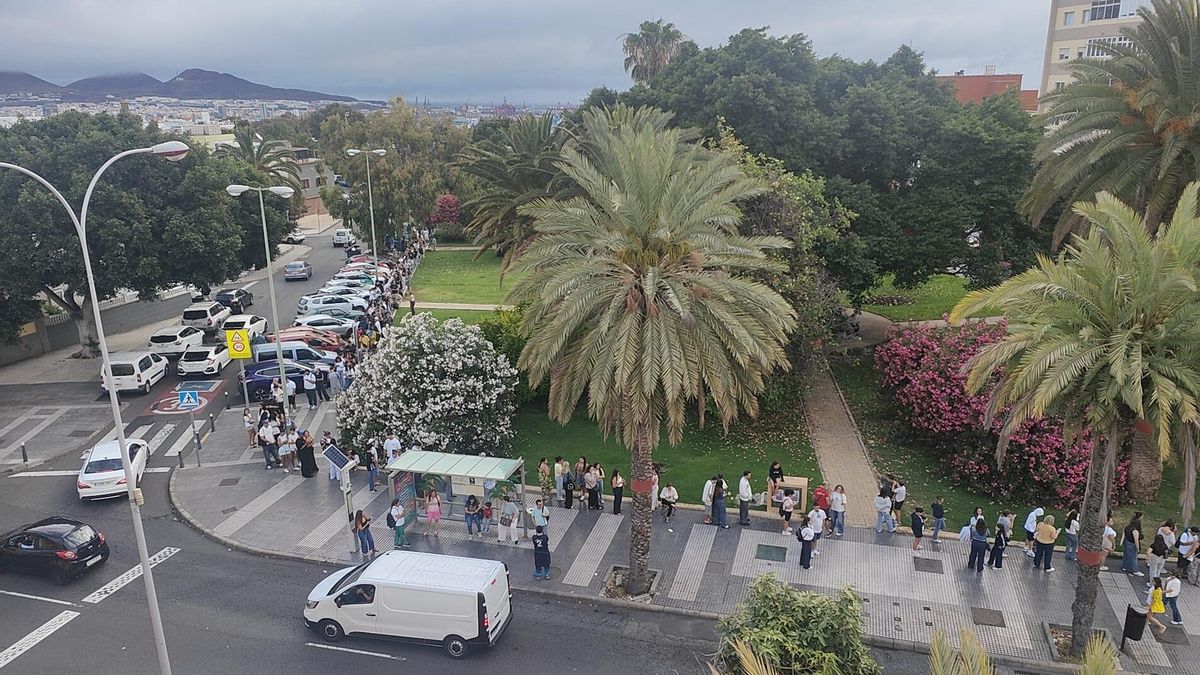 Colas en el Mercado de Altavista para visitar el puesto de Quevedo 'Baifo e hijos'