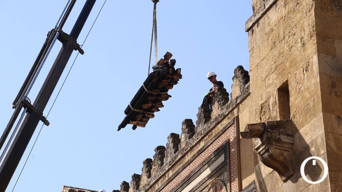 Traslado de vigas quemadas en el incendio de la Mezquita de Córdoba de este viernes.