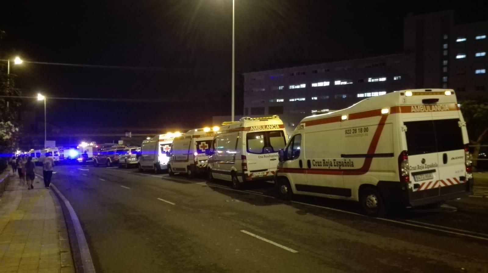 Los vehículos de la ONG Cruz Roja también fueron movilizados ante la gravedad de lo ocurrido