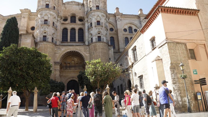 Archivo - Cientos de turistas recorren el centro histórico visitando gratuitamente los museos abiertos por el Día Mundial del Turismo, a 27 de septiembre de 2022 en Málaga (Andalucía, España). (Foto de archivo).