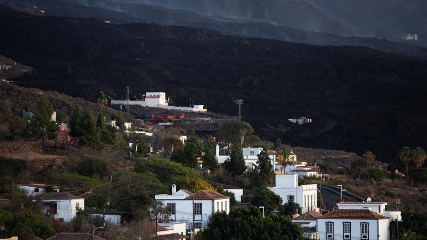 Casas bordeadas por la lava