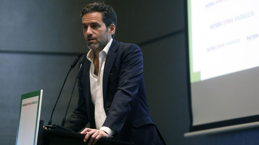 El vicesecretario de Cultura y Sociedad Abierta del PP, Borja Sémper, presenta al invitado durante los encuentros informativos de Europa Press Andalucía en Hotel Barceló Málaga, a 4 de julio de 2023 en Málaga (Andalucía, España).