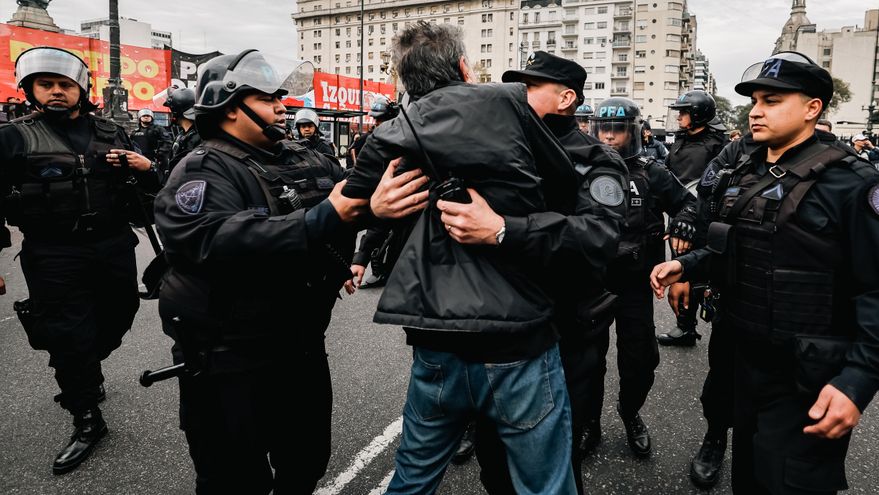 La movilización contra el veto de Milei terminó con represión y al menos un detenido a las afueras del Congreso