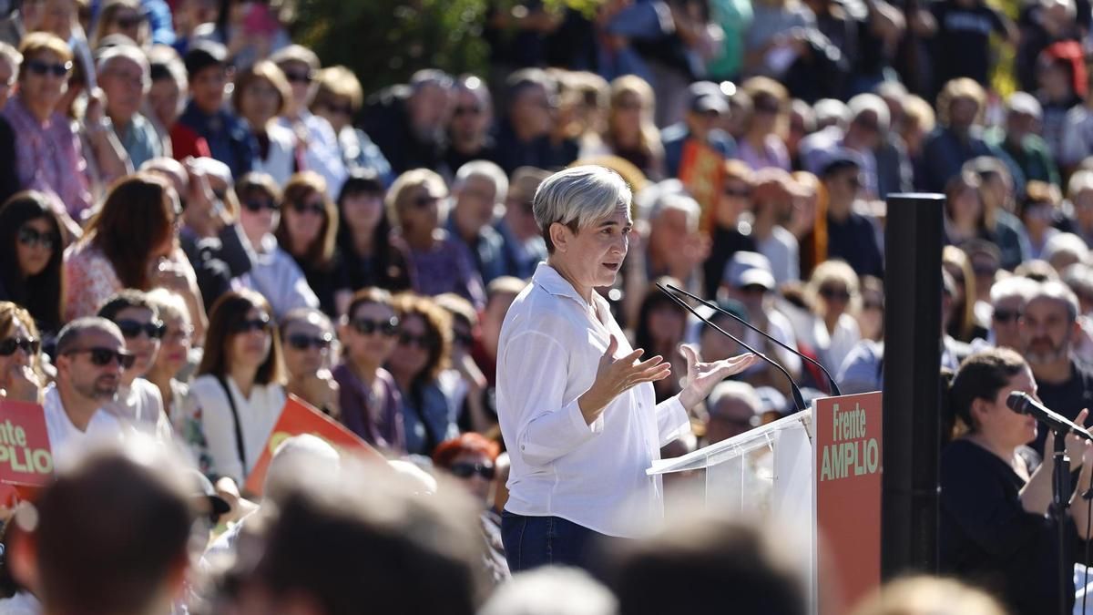 La candidata del Frente Amplio, Ada Colau, en un acto en Móstoles (Madrid) este domingo.
