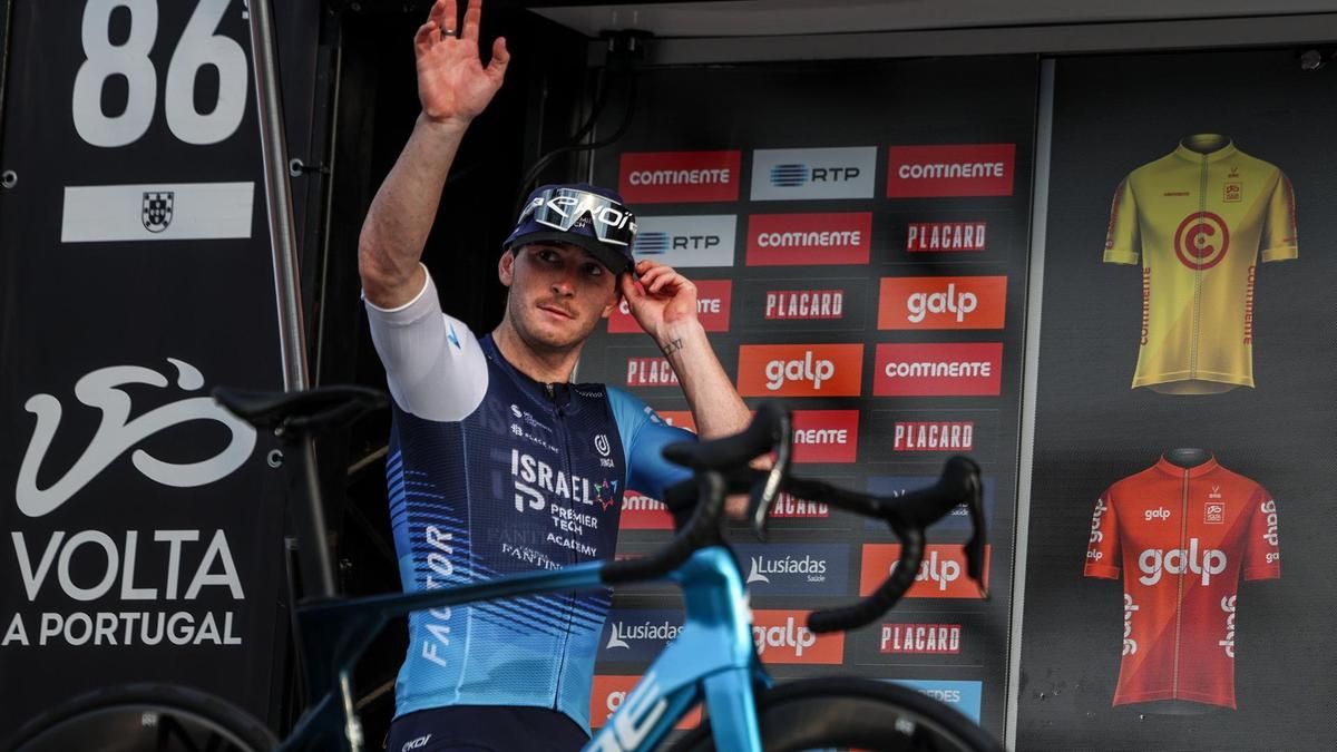 El ciclista autraliano Brady Gilmore, del Israel Premier Tech, durante la Volta a Portugal, el 13 de agosto, con el maillot que incluye el nombre del país.