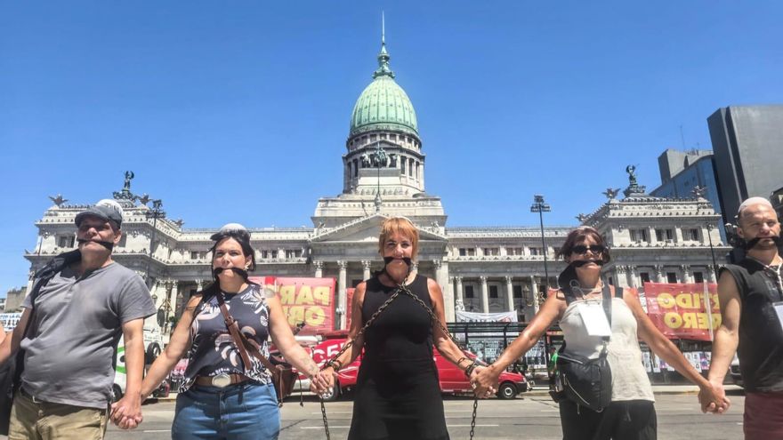 SiPreBA y Periodistas Argentinas organizaron una acción frente al Congreso contra la derogación del Estatuto del Periodista