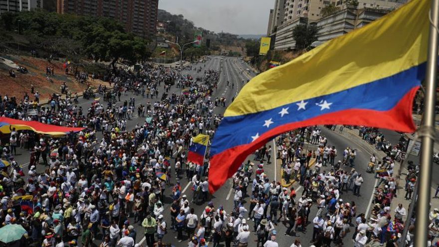 Venezolanos vuelven a las calles tras el efímero levantamiento militar