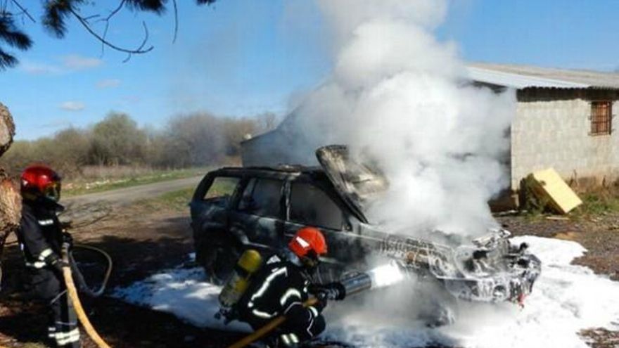 Intervención de los Bomberos de Ponferrada en Cabañas Raras./ Foto: Infobierzo.com