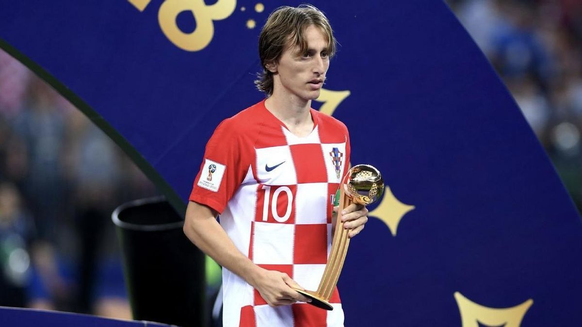 Modric con el trofeo de MVP del Mundial de Rusia 2018