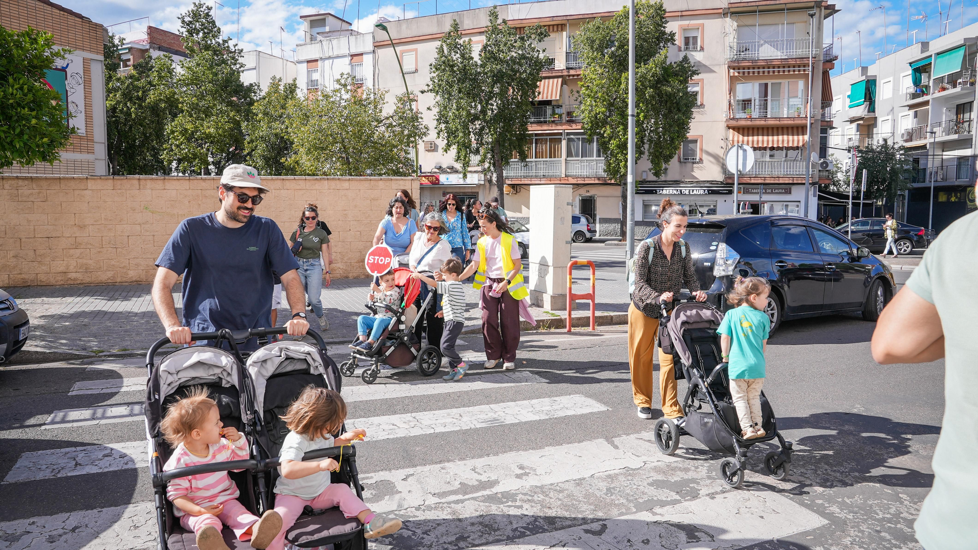 Ruta de familias CEIP Hernán Ruiz у CEIP López Diéguez para reclamar más líneas educativas en ambos centros