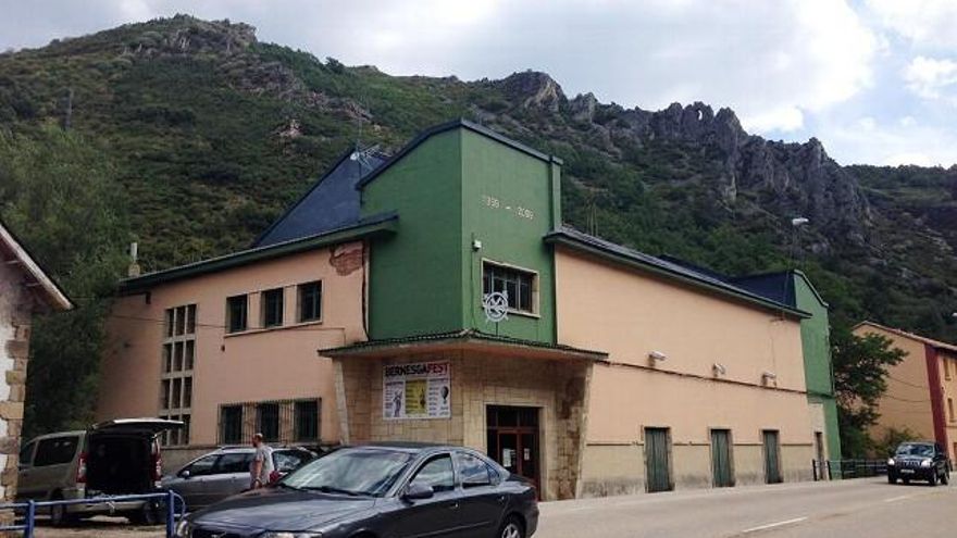 El Cine Emilia en Ciñera con 400 plazas, hoy cerrado, se construyó hace 60 años. Foto: Uribe.