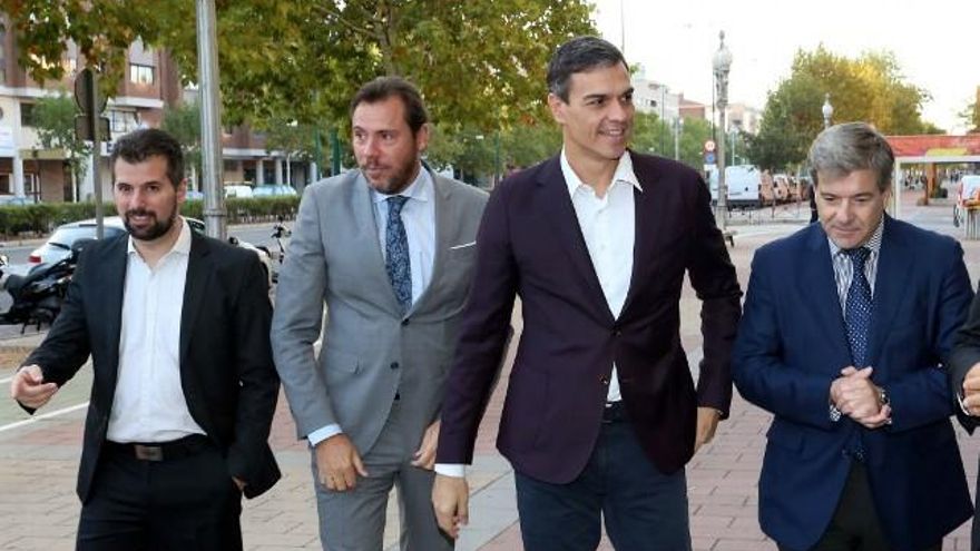 Tudanca, Pedro Sánchez y Óscar Puente en un encuentro en Valladolid. Foto: Rubén Cacho (ICAL)