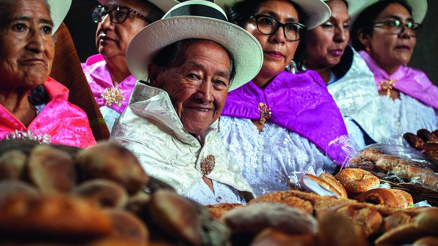 El "mejor libro del mundo de pan" reivindica la cultura panadera de Ayacucho (Perú)