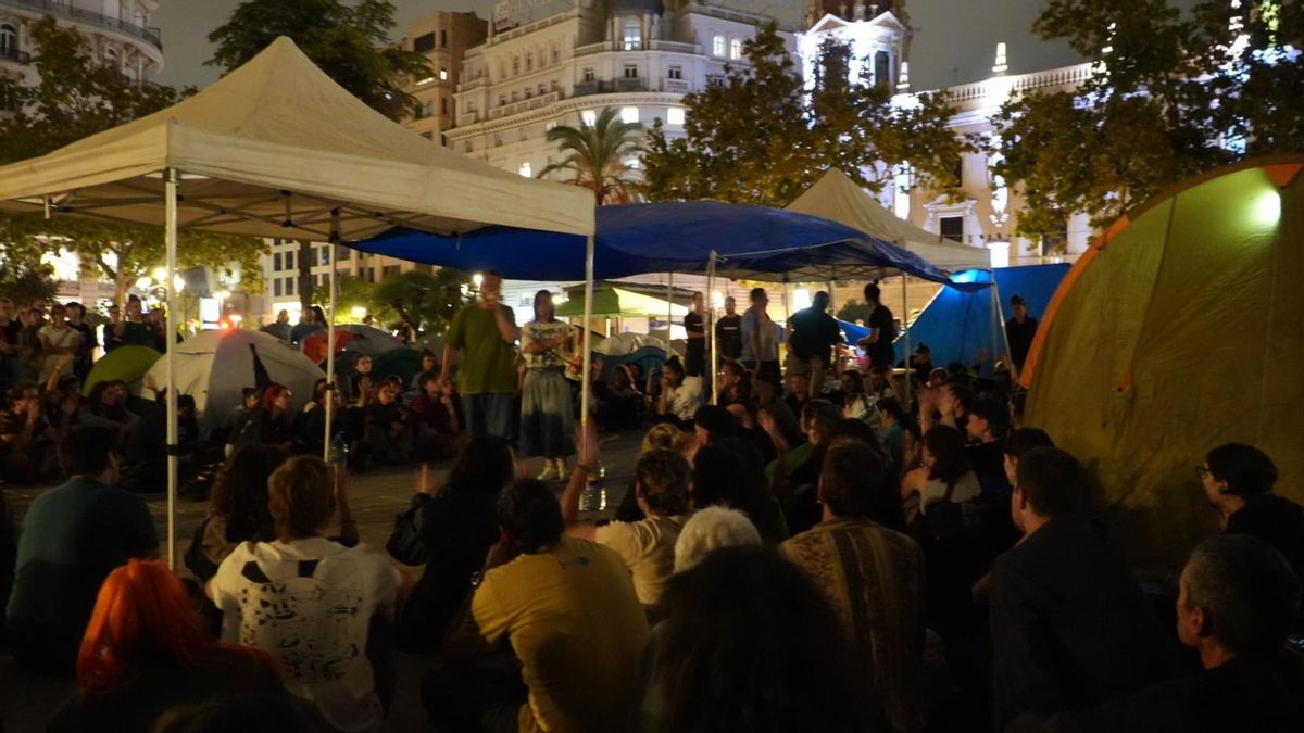 La protesta por la vivienda arraiga en Valencia con un campamento asambleario e indefinido: "No nos van a echar de la plaza"