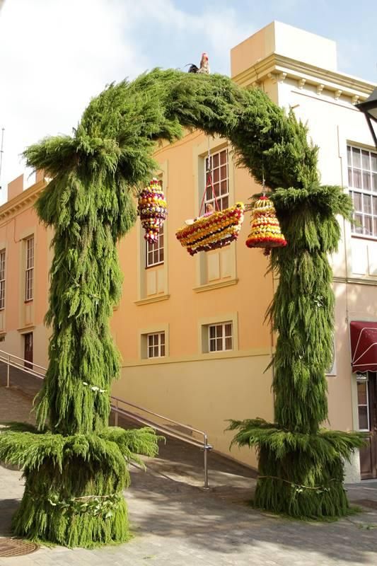 Imagen de archivo del arco que tradicionalmente se erige en honor a San Pedro Apóstol y que recibe la ofrenda de flores y frutas de los vecinos.