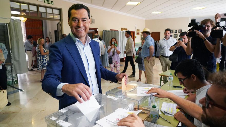 El presidente del PP andaluz y de la Junta, Juan Manuel Moreno, acude a votar con motivo de las elecciones generales a 23de julio de 2023 en Málaga