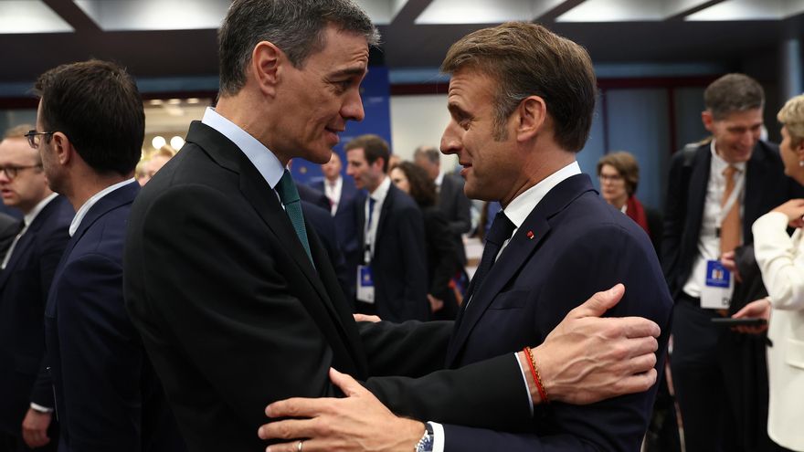 El presidente del Gobierno, Pedro Sánchez, saluda al presidente de Francia, Emmanuel Macron, durante la cumbre de la Comunidad Política Europea.