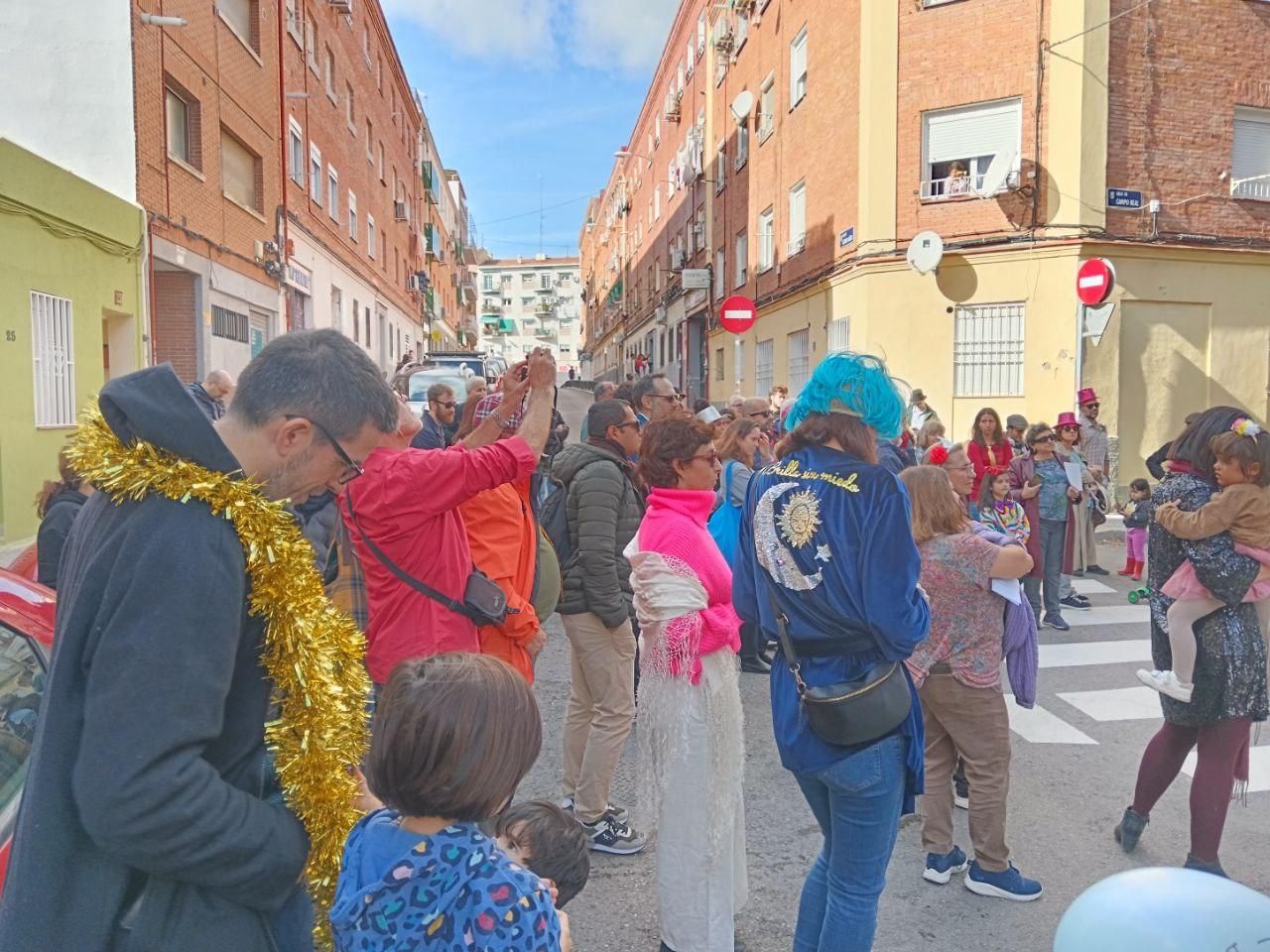 La imagen festiva y concurrida que ofrecía la pequeña calle de Campo Real