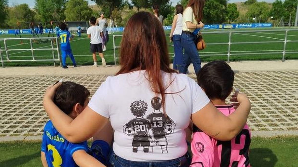 Azahara Palomino con sus dos hijos.