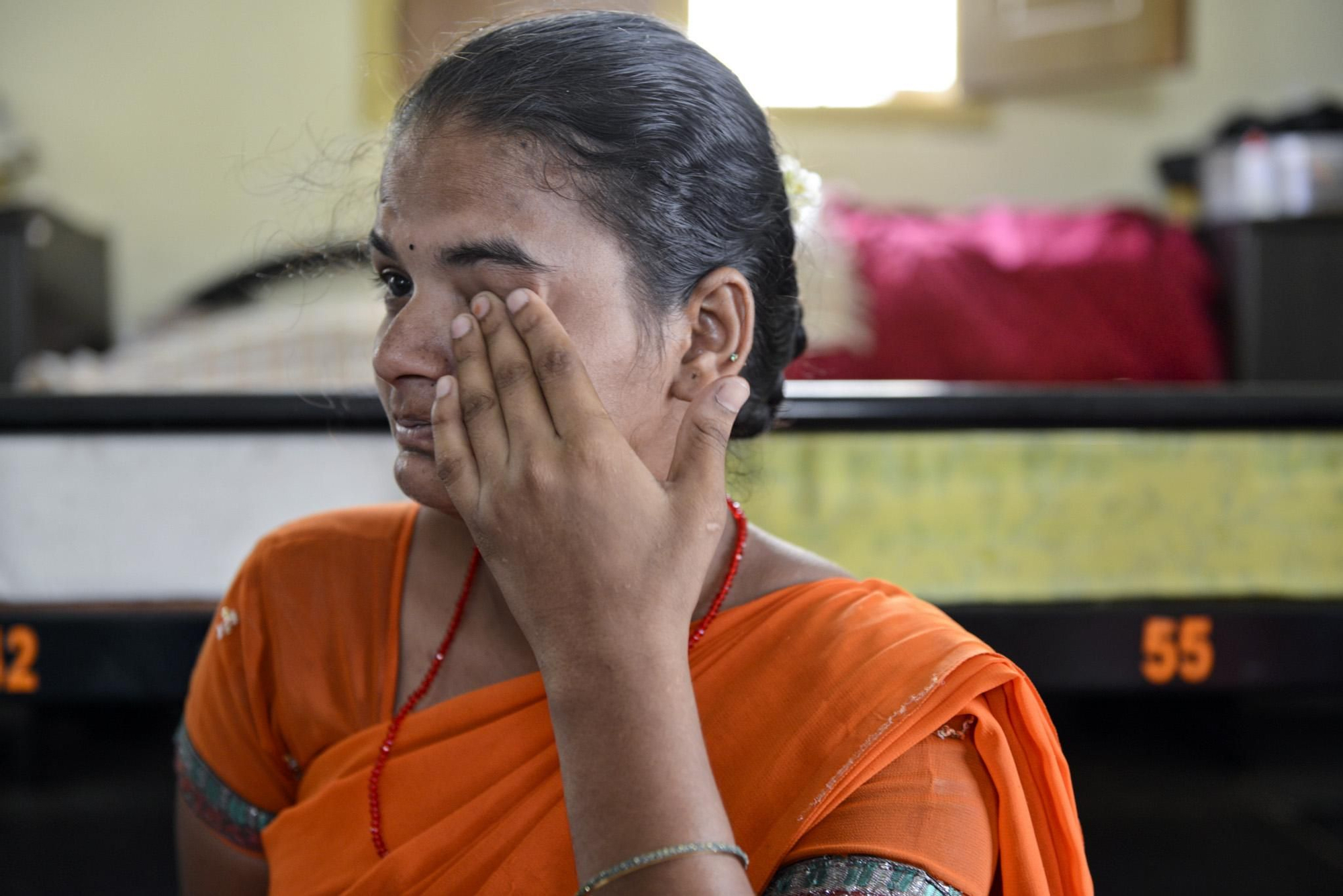 Vanita trabajando en el taller de artesanía e incapaz de contener las lágrimas durante la entrevista. / Zigor Aldama