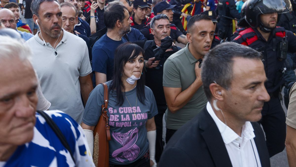 Archivo (11/09/2026).- La lider de Aliança Catalana, Silvia Orriols, protegida por los Mossos d´Esquadra durante las distintas manifestaciones independentistas que han recorrido este viernes las calles de Barcelona. EFE/Quique García.
