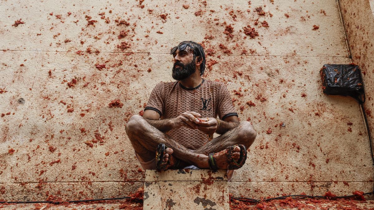 Imagen de archivo de un participante en la Tomatina del 2024. EFE/Biel Aliño