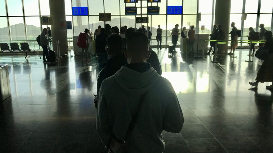 Decenas de migrantes sortean el bloqueo de Interior y viajan  por su cuenta de Canarias a la Península