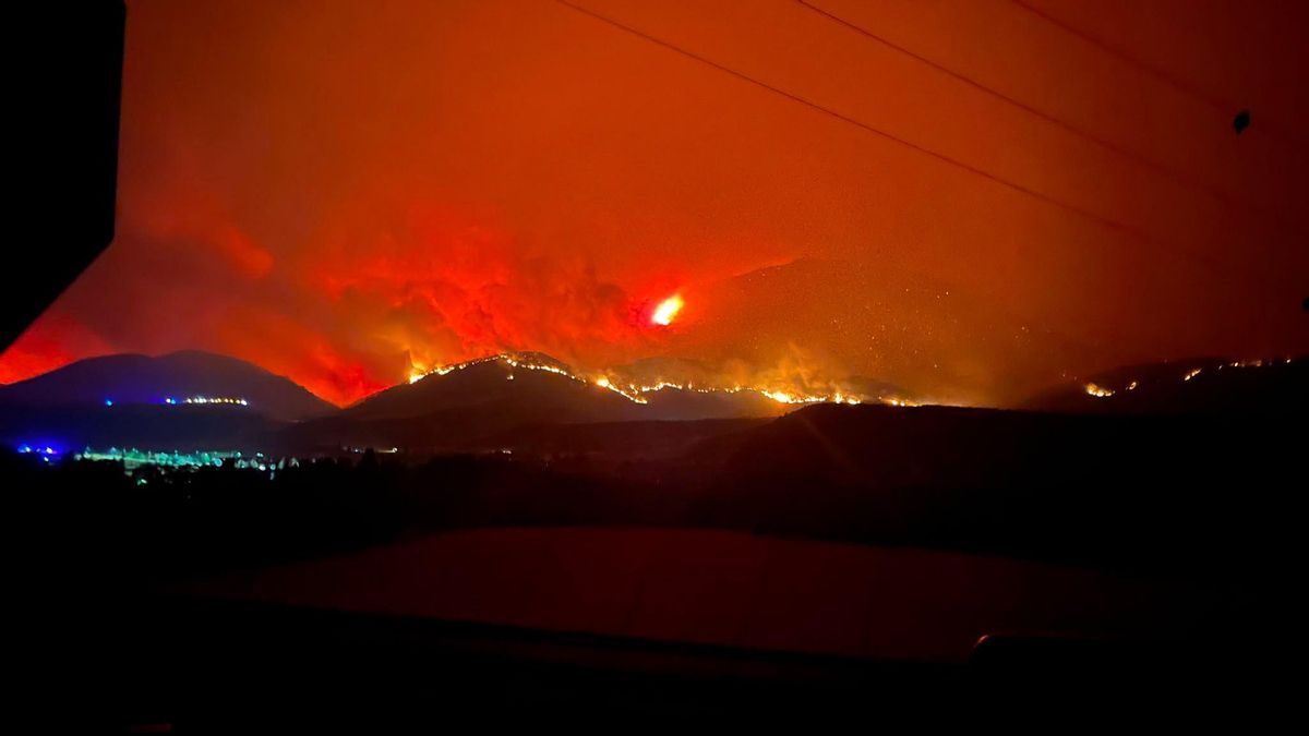Noche complicada en el incendio de Riglos, que supera las 15.000 hectáreas y obliga a mantener el máximo despliegue