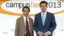 José María Aznar y José Manuel Soria, en el campus de la fundación FAES en julio de 2013. / Efe