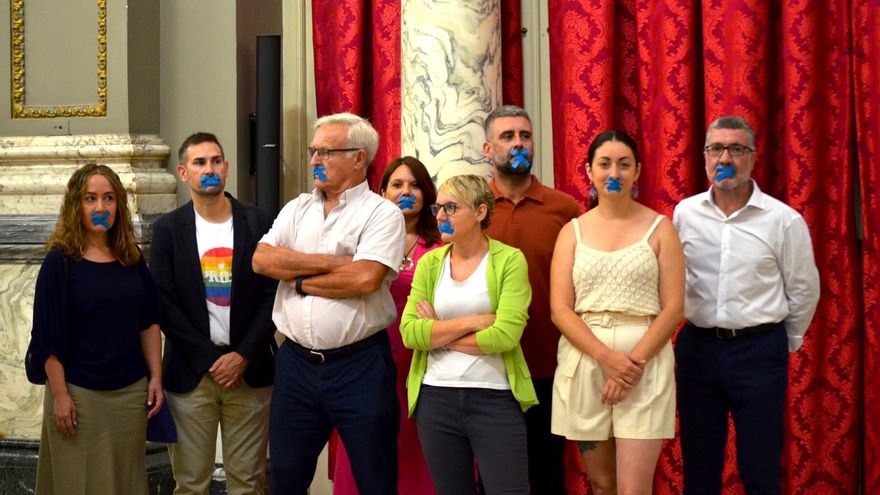 Los concejales del grupo Compromís, escenifican la "mordaza" aplicada por el PP al reducir comisiones, mociones y preguntas.