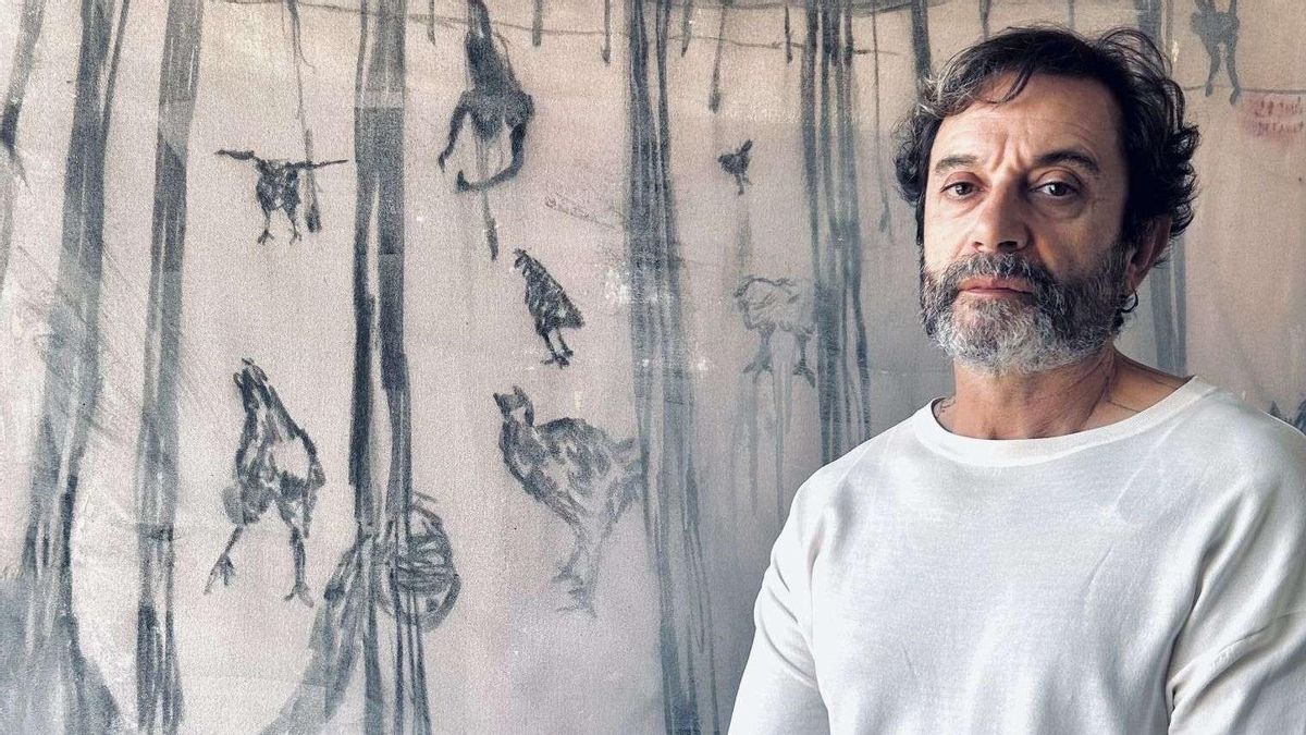 V. Mourelo y su exposición 'De perros, casas y profetas'.