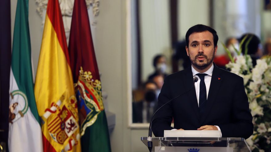 El ministro de Consumo, Alberto Garzón, se dirige al público asistente después de visitar el Ayuntamiento de Málaga a 24 de febrero 2021