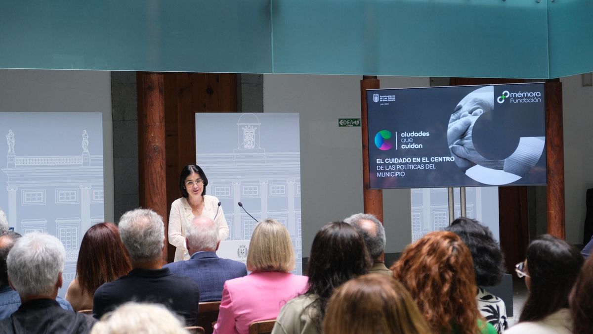 La alcaldesa de Las Palmas de Gran Canaria, Carolina Darias, presenta un proyecto para avanzar en el cuidado de la ciudadanía y el envejecimiento digno.