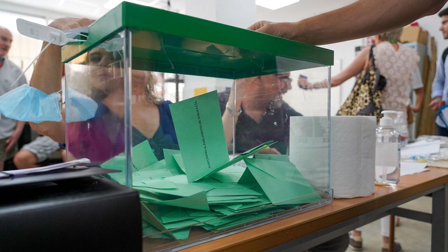 Urnas con las papeletas donde los andaluces ejercen su derecho al voto durante el día de las elecciones a la presidencia de la Junta de Andalucía  a 19 de junio de 2022 en Sevilla (Andalucía, España)