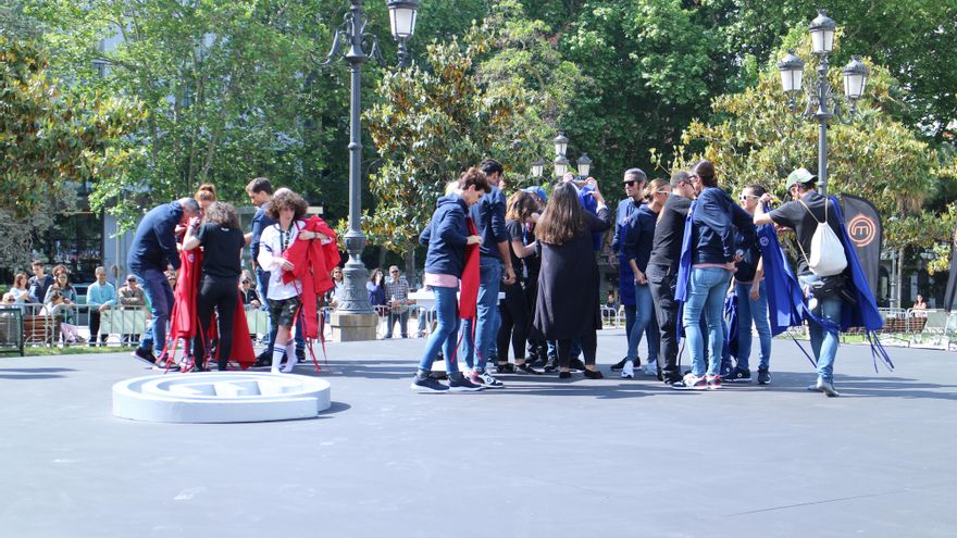 El momento de ponerse los delantales de cada equipo