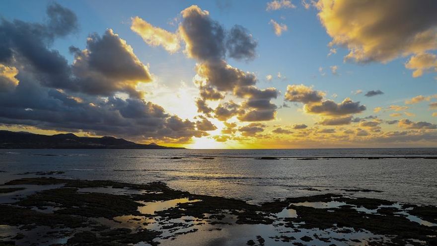 Puesta de sol desde la playa de Las Canteras en Las Palmas de Gran Canaria
