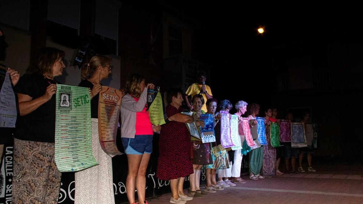 Villabalter muestra con numeroso apoyo vecinal su enfado por la cancelación de la Semana de Teatro en la Calle
