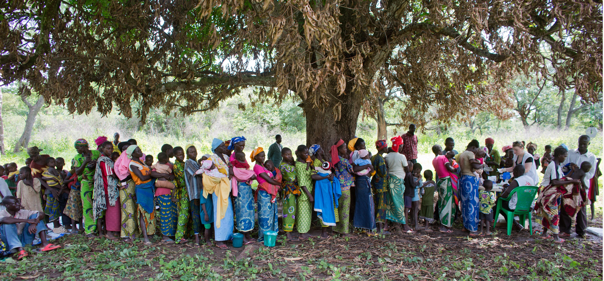 Una larga fila de pacientes espera ser atendido en la unidad móvil de Médicos sin Fronteras./ Fotografía: Tom Koene