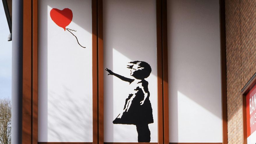 Desenmascaran a Banksy: revelan la identidad del artista callejero tras 30 años de anonimato
