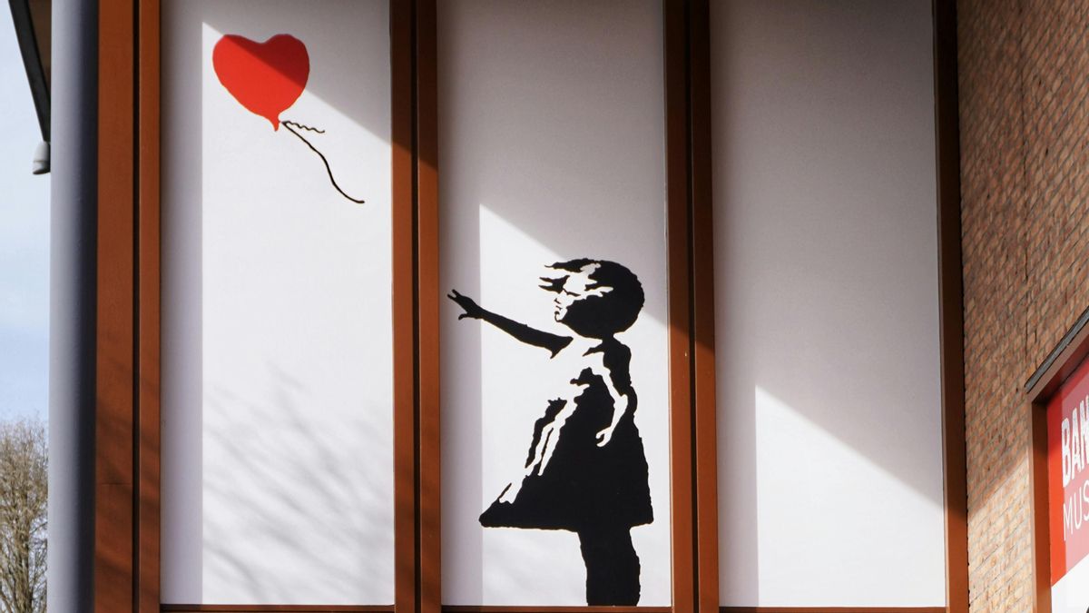 Desenmascaran a Banksy: revelan la identidad del artista callejero tras 30 años de anonimato