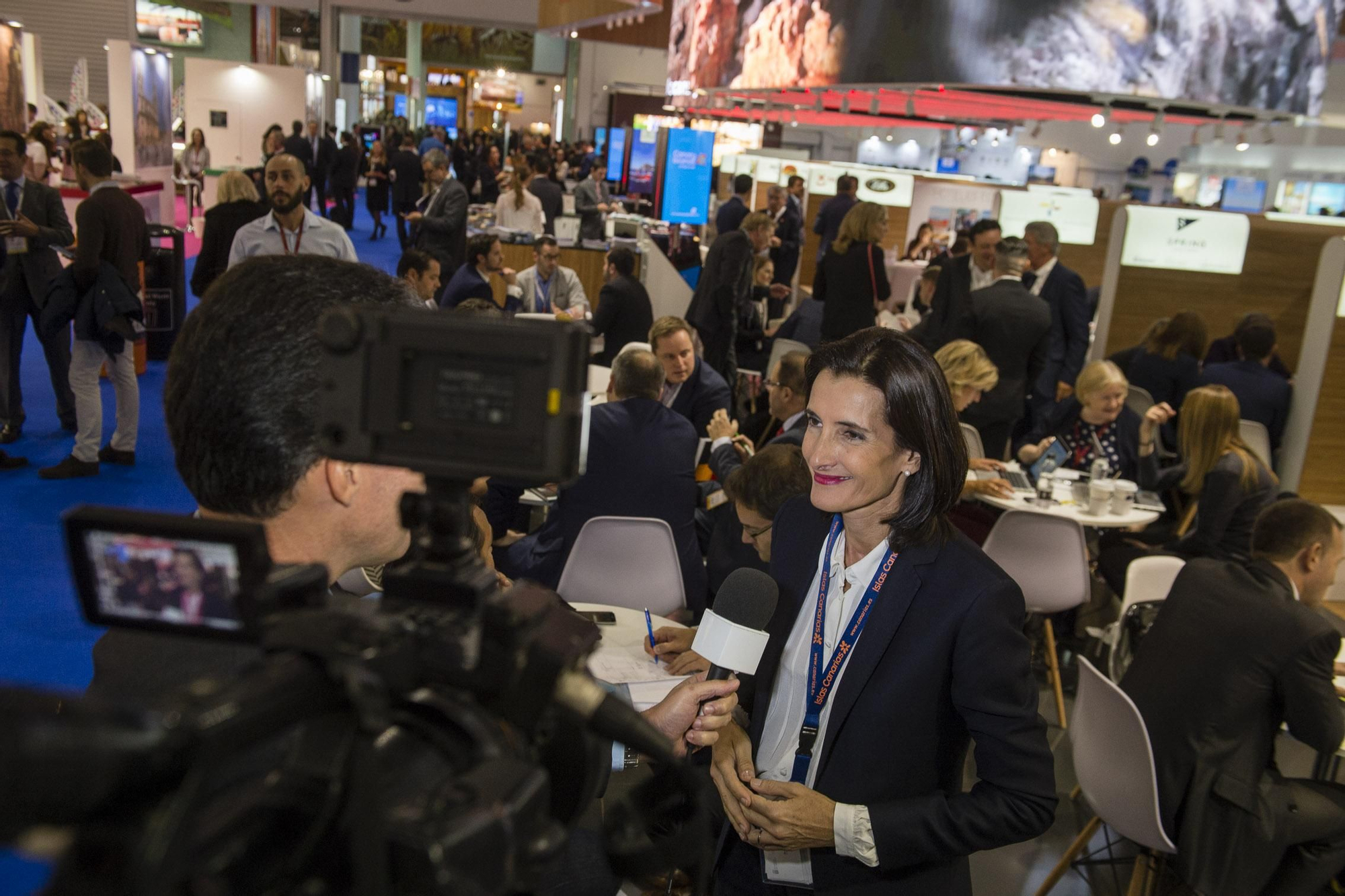 La consejera Mariate Lorenzo atendiendo a los medios desplazados a la WTM