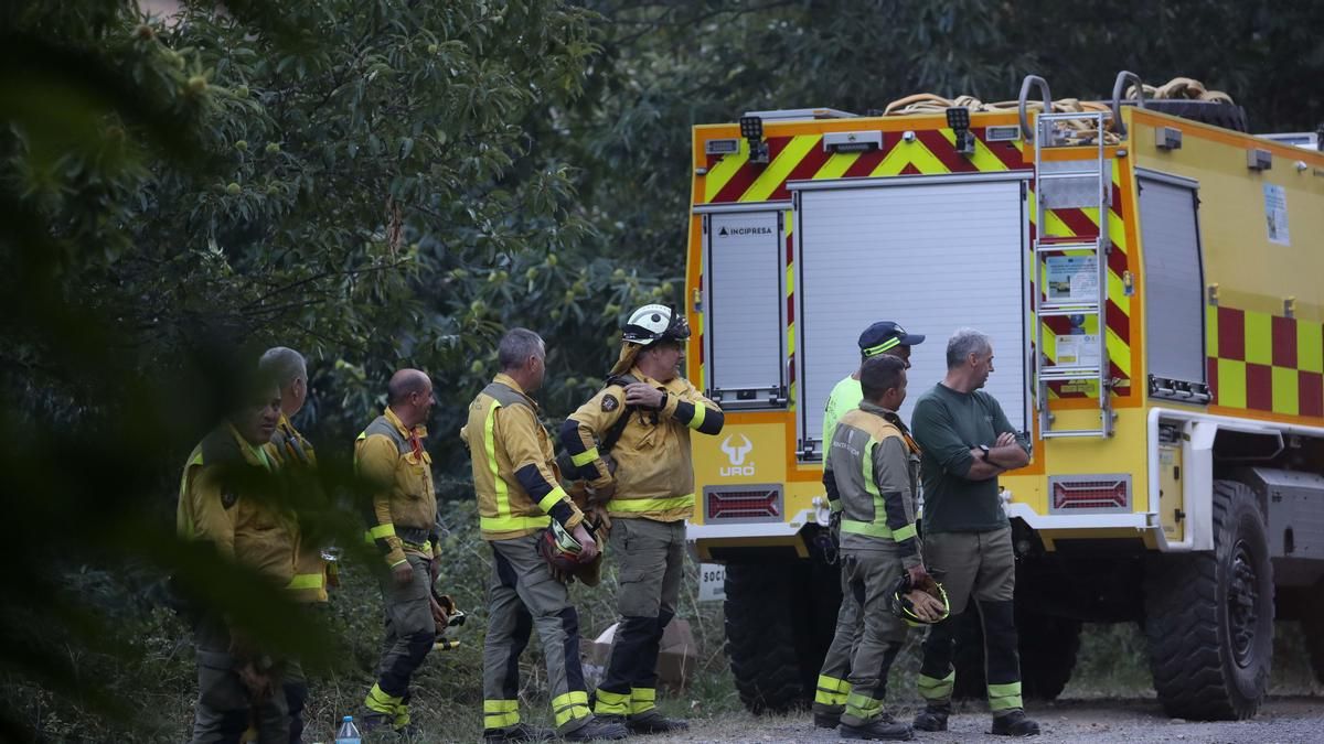 Un camión de bomberos se despeña durante la extinción de un incendio forestal en Porto do Son (A Coruña)
