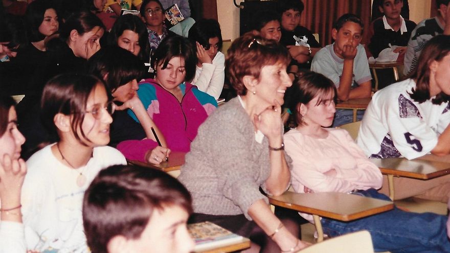 Rosa Serrano en un acte amb xiquets i xiquetes.