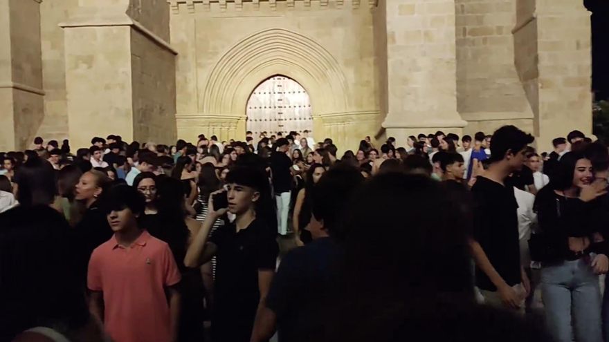 La Policía multa a nueve personas por botellón y miccionar en la calle en Santa Marina