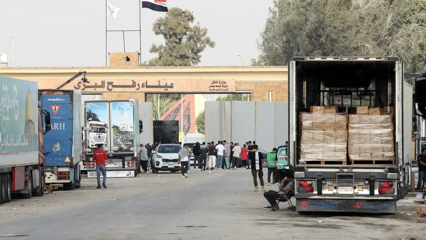 Humanitarian aid bound for Palestinians in Gaza passes through Rafah crossing
