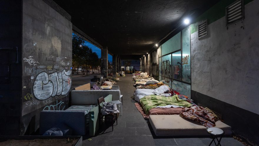 Fugindo do terror no Mali para passar a noite na rua às portas do inverno em frente à delegacia de polícia nacional em Vitória