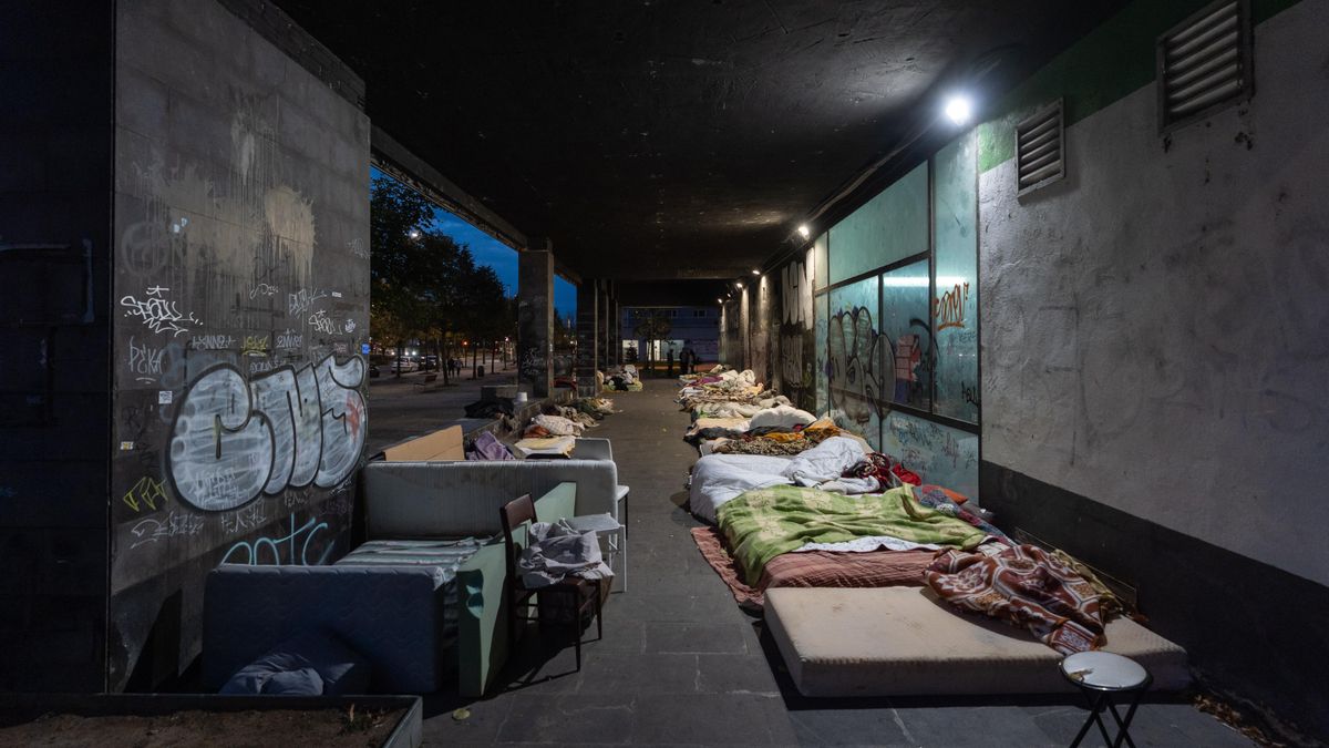 Huir del terror en Malí para dormir en la calle en puertas del invierno frente a la comisaría de la Policía Nacional en Vitoria