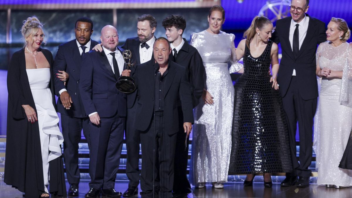 Stephen Graham agradece uno de los premios Emmy a "Adolescencia", junto al elenco de la miniserie.