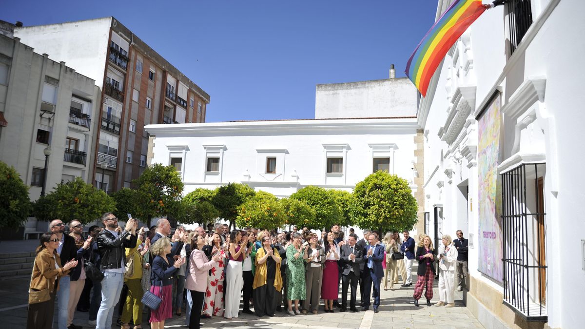 Guardiola anuncia una comisión contra los delitos de odio en el acto de la Asamblea por el Día contra la LGTBIfobia