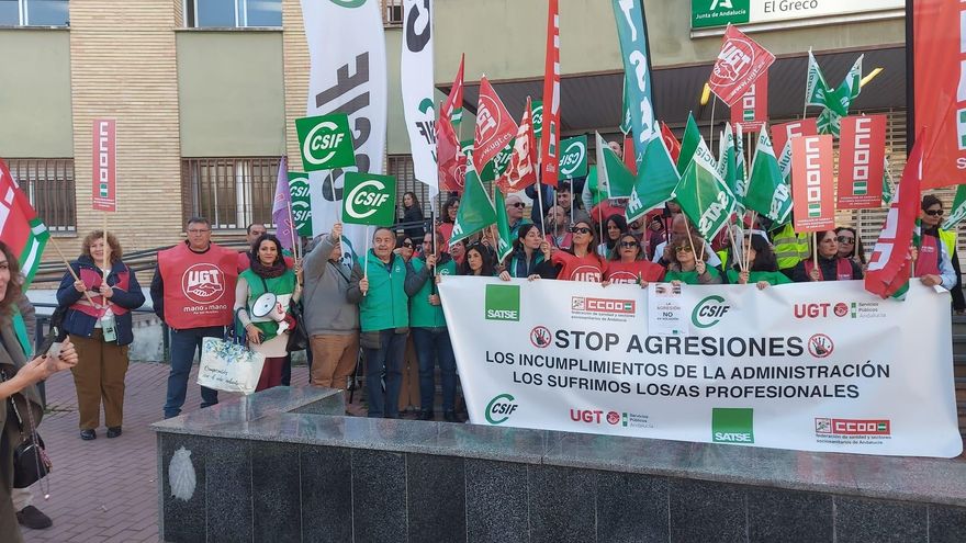 Manifestación contra las agresiones a sanitarios en el centro de salud El Greco, en Sevilla capital.